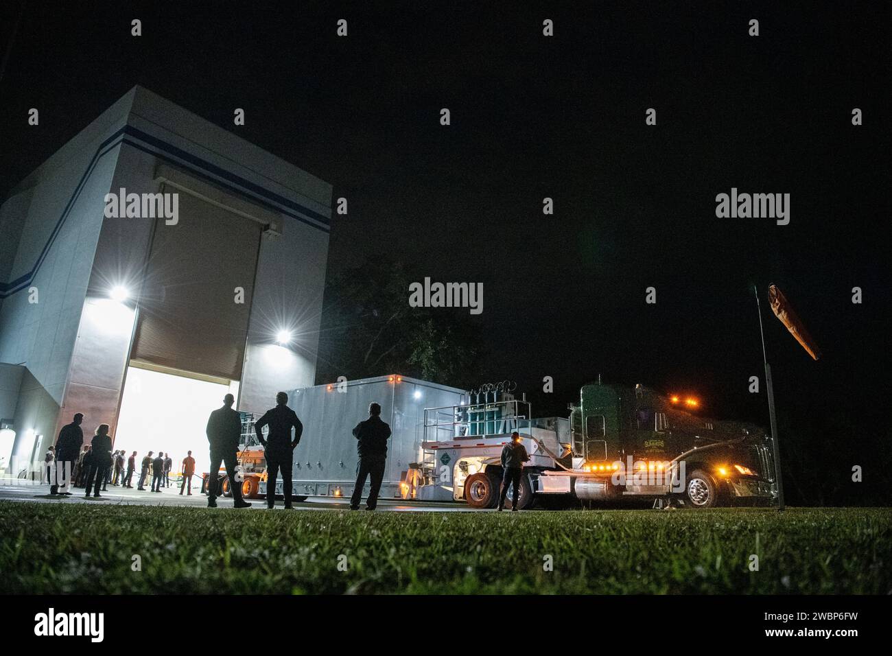 L’engin spatial d’observation PACE de la NASA est arrivé à Astrotech Space Operations Facility près du Kennedy Space Center le 14 novembre 2023, après avoir été transporté depuis le Goddard Space Flight Center, pour effectuer un lancement sur SpaceX Falcon 9 pour des études sur l’échange de carbone océan-atmosphère, la qualité de l’air, le climat et le phytoplancton. Banque D'Images