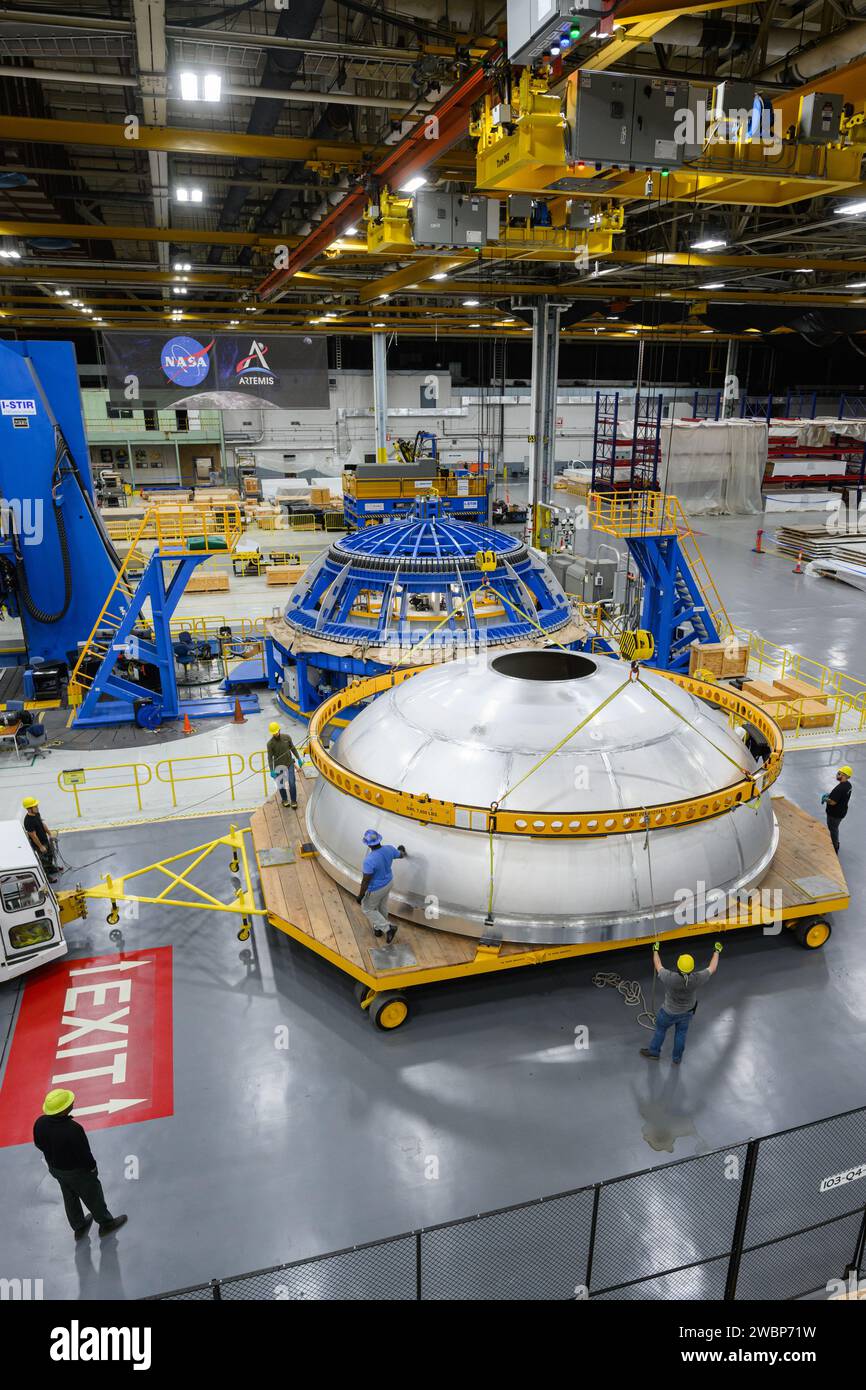 Les techniciens de l’usine d’assemblage Michoud de la NASA ont déplacé le dôme arrière du réservoir d’oxygène liquide de la fusée SLS le 5 décembre 2023, à l’intérieur du vertical Assembly Center. Le dôme sera joint aux segments avant du dôme et arrière du canon par soudage par friction-agitation, faisant partie de la scène centrale de 212 pieds qui alimente la mission Artemis III de la NASA. L'étage central comprend également la jupe avant, le réservoir intermédiaire, le réservoir d'hydrogène liquide, la section moteur et quatre moteurs RS-25. Banque D'Images