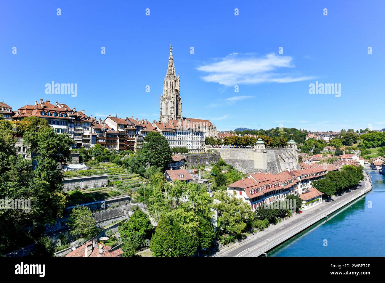 Paysage pittoresque de la vieille ville de Berne avec de vieux bâtiments Bern Minster Tour de la cathédrale et vue sur la rivière Aare à Berne en Suisse Banque D'Images