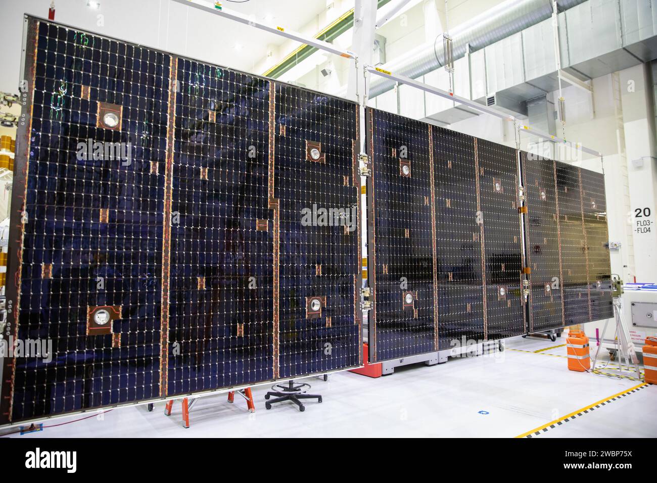 À l’intérieur de la baie élevée du Neil Armstrong Operations and Checkout Building au Kennedy Space Center de la NASA en Floride, en préparation de l’installation sur le vaisseau spatial Artemis I, les techniciens ont étendu l’une des ailes des panneaux solaires Artemis I pour inspection le 10 septembre 2020, confirmer qu'il s'est déroulé correctement et que tous les mécanismes ont fonctionné comme prévu. Le panneau solaire est l'un des quatre panneaux qui généreront 11 kilowatts de puissance et couvriront environ 63 pieds. Le réseau est un composant du module de service d’Orion, fourni par l’Agence spatiale européenne et construit par Airbus Defence and Space To Banque D'Images