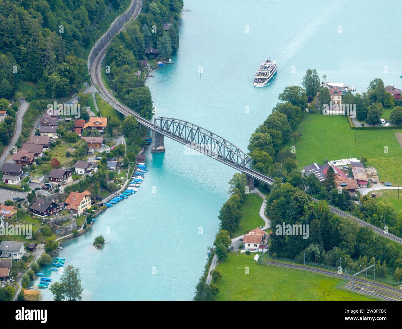 Vue aérienne du pont ferroviaire d'Interlaken et de l'Aare, canton de Berne, Suisse Banque D'Images