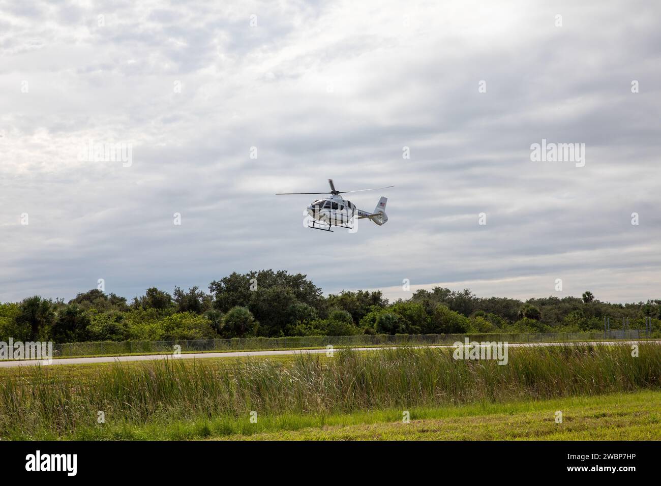 Un nouvel hélicoptère Airbus H135 (T3) arrive sur la piste de l’installation de lancement et d’atterrissage du Kennedy Space Center de la NASA en Floride le 30 septembre 2020. Un deuxième hélicoptère H135 a également été livré le 30 septembre, et un troisième devrait arriver au début de 2021. Les trois hélicoptères H135 remplaceront l’avion de sécurité Bell Huey 2 actuellement en service, entretenu par l’équipe des opérations aériennes de Kennedy. Ces nouveaux hélicoptères offrent un certain nombre d'avantages technologiques et de sécurité par rapport aux Huey, comme une plus grande puissance de levage, une plus grande stabilité dans les airs et des capacités médicales accrues. L'équipe s'attend à être complète Banque D'Images