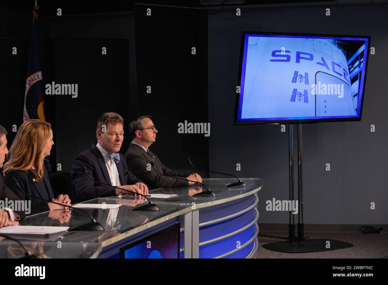 Une conférence de presse de pré-lancement de la 20e mission commerciale Resupply Services (CRS-20) de SpaceX vers la Station spatiale internationale a lieu au Kennedy Space Center de la NASA en Floride le 6 mars 2020. De gauche à droite, Joel Montalbano, directeur du programme de la Station spatiale internationale de l’agence ; Jennifer Buchli, scientifique en chef adjointe du programme de la Station spatiale internationale ; Hans Koenigsmann, vice-président de la fiabilité de construction et de vol à SpaceX ; et Mike McAleenan, officier météorologique de lancement de la 45e Escadre spatiale de l’US Air Force. La fusée Falcon 9 de SpaceX et le vaisseau spatial cargo Dragon sont prévus Banque D'Images
