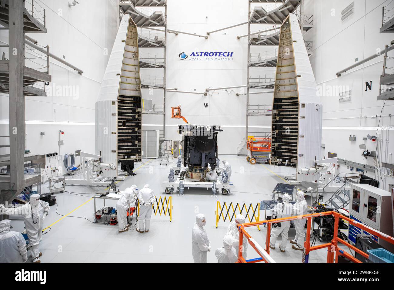 Les deux moitiés d'un carénage de charge utile Atlas V de United Launch ...