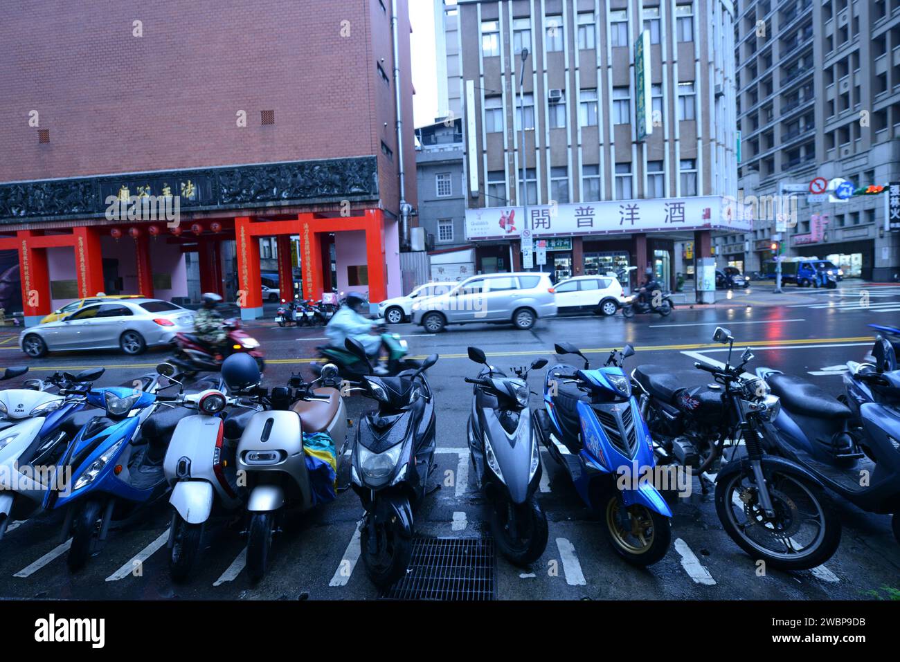 Les scooters sont un mode de transport populaire à Taiwan. Banque D'Images