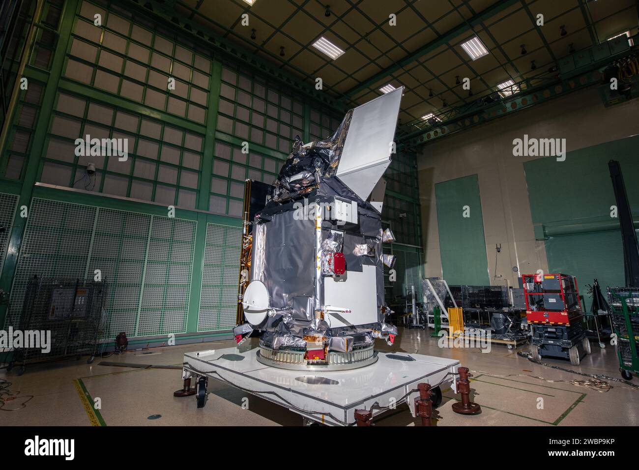 Le satellite PACE (Plankton, Aerosol, Cloud, Ocean Ecosystem) de la NASA est dans une salle blanche du Goddard Space Flight Center le 31 octobre 2023. PACE mesurera la couleur mondiale de l'océan, la composition phytoplanctonique, les nuages, les aérosols, et contribuera aux études de biogéochimie et du cycle du carbone. Banque D'Images