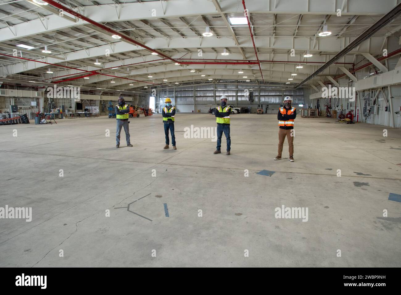 Le futur siège de l’avion X-59 Quiet Supersonic Technology prend forme au Armstrong Flight Research Center de la NASA à Edwards, en Californie. Parmi les membres du personnel travaillant sur le projet, on compte, de gauche à droite, Hector Mendoza, directeur du site de la joint Venture CJW/MZT, Tim Nazer, directeur du contrôle qualité CJW/MZT, Collin Morris, directeur du projet CJW/MZT et Bryan Watters, ingénieur civil/structural de la NASA et directeur du projet. Banque D'Images