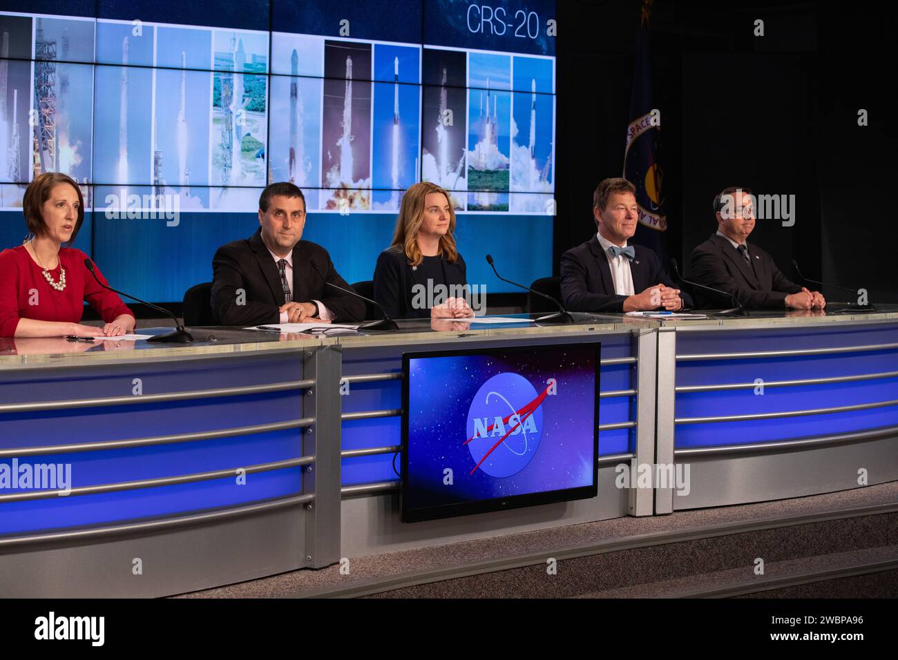 Une conférence de presse de pré-lancement de la 20e mission commerciale Resupply Services (CRS-20) de SpaceX vers la Station spatiale internationale a lieu au Kennedy Space Center de la NASA en Floride le 6 mars 2020. De gauche à droite : Heather Scott, modératrice de la conférence NASA Communications ; Joel Montalbano, directeur du programme de la Station spatiale internationale de l’agence ; Jennifer Buchli, scientifique en chef adjointe du programme de la Station spatiale internationale ; Hans Koenigsmann, vice-président de la fiabilité de construction et de vol à SpaceX; et Mike McAleenan, officier météo de lancement de la 45e Escadre spatiale de l'US Air Force. SpaceX Banque D'Images