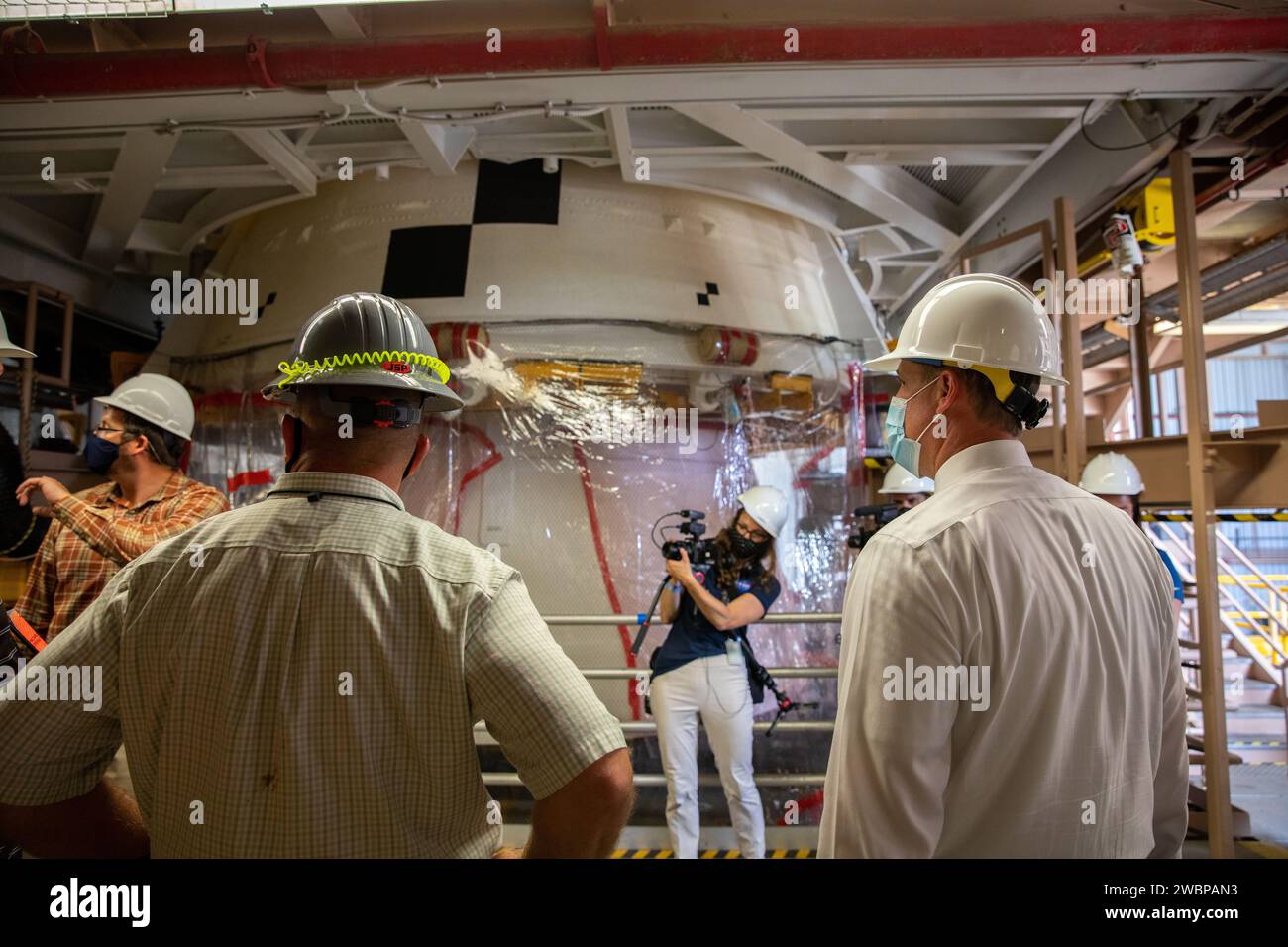 Jim Bridenstine, administrateur de la NASA (à droite), accompagné d’employés de Jacobs, voit le matériel de booster Artemis I à l’intérieur de l’installation de rotation, de traitement et de surtension du Kennedy Space Center de la NASA en Floride le 27 juillet 2020. Fabriqués par Northrop Grumman dans l’Utah, les boosters de la fusée Space Launch System (SLS) de l’agence sont actuellement en cours de traitement de prélancement chez Kennedy. Pendant le lancement, les boosters jumelés fourniront plus de 75 % de la poussée totale du SLS. Première d’une série de missions de plus en plus complexes, Artemis I testera le vaisseau spatial Orion et le SLS en tant que système intégré A. Banque D'Images