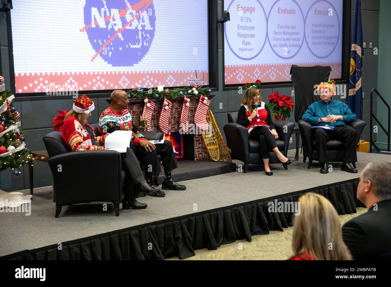 De gauche à droite, Janet Petro, directrice du Kennedy Space Center de la NASA, Kelvin Manning, directrice adjointe du Kennedy Space Center, Jennifer Kunz, directrice adjointe technique du Kennedy Space Center, Burt Summerfield, directeur associé de la gestion du Centre spatial Kennedy, participe à une assemblée publique des employés tenue le jeudi 7 décembre 2023 au bâtiment de soutien des opérations II de Kennedy L’équipe de direction de Kennedy a enfilé des chandails des fêtes et a concouru pour le titre de « plus festif » car elle a fourni des mises à jour sur les jalons du centre, célébré les réalisations de l’année et répondu aux questions du WO Banque D'Images