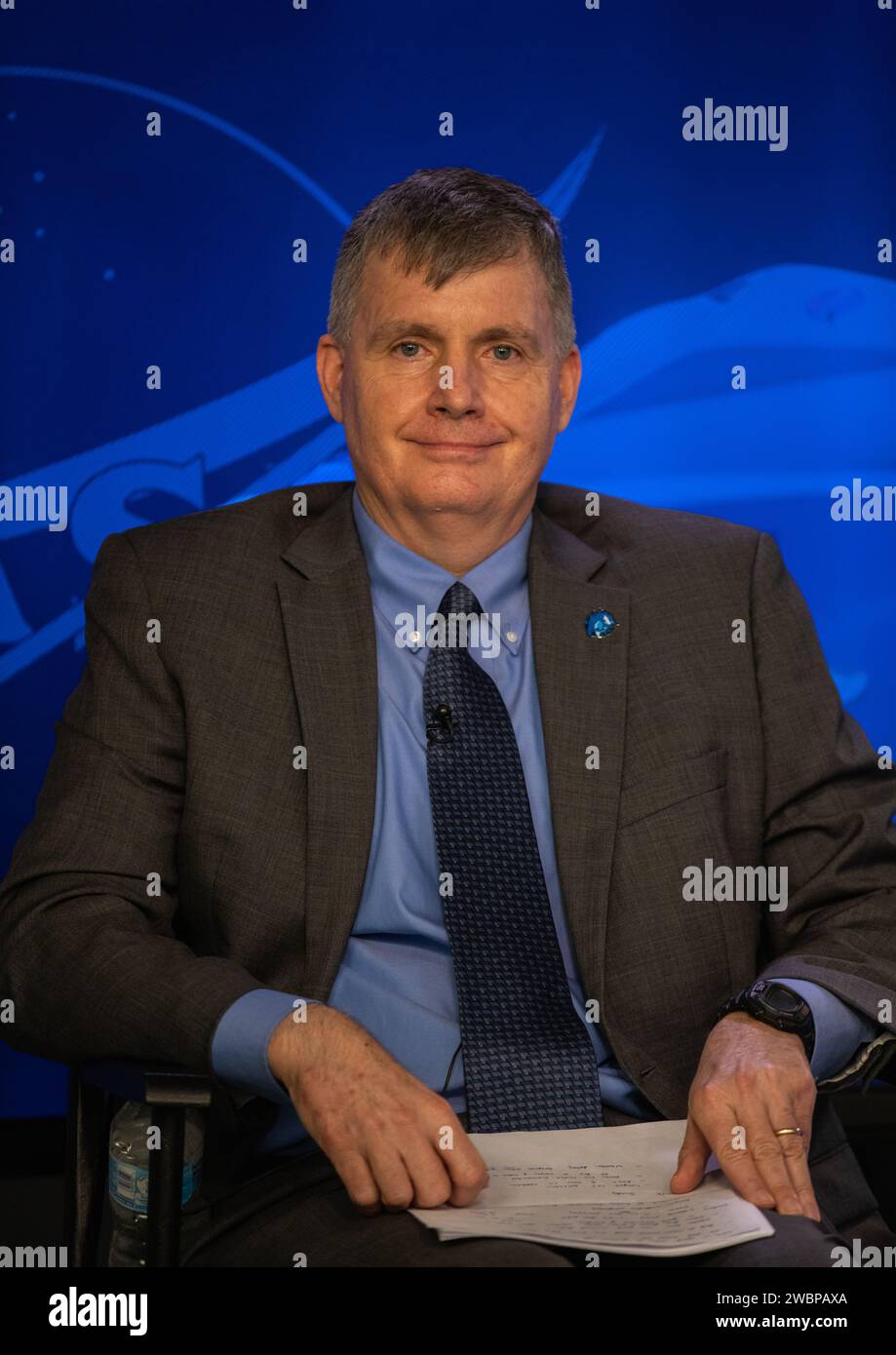 Steve Stich, directeur du programme commercial Crew, Kennedy Space Center, répond aux questions lors d’une conférence de presse virtuelle prélancement le 13 novembre 2020, dans l’auditorium Press site du Kennedy Space Center de la NASA en Floride, avant le lancement de SpaceX Crew-1 de l’agence. Crew-1 est la première mission régulière d’équipage d’un vaisseau spatial commercial américain avec des astronautes à la Station spatiale internationale dans le cadre du programme commercial Crew de la NASA. La capsule SpaceX Crew Dragon Resilience sera lancée au sommet de la fusée Falcon 9 de la société, du Launch Complex 39a à la station spatiale, pour une mission scientifique de six mois. Banque D'Images