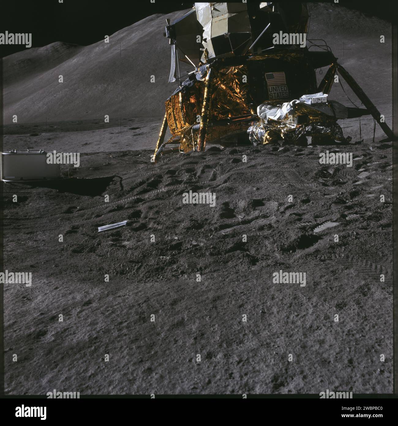 Le Falcon du module lunaire est photographié lors de la première EVA lunaire d’Apollo 15 le 31 juillet 1971, sur le site Hadley-Apennin avec la montagne Hadley Delta en arrière-plan. Les astronautes Scott et Irwin sont descendus explorer pendant que Worden est resté en orbite avec les modules de commandement et de service. Banque D'Images