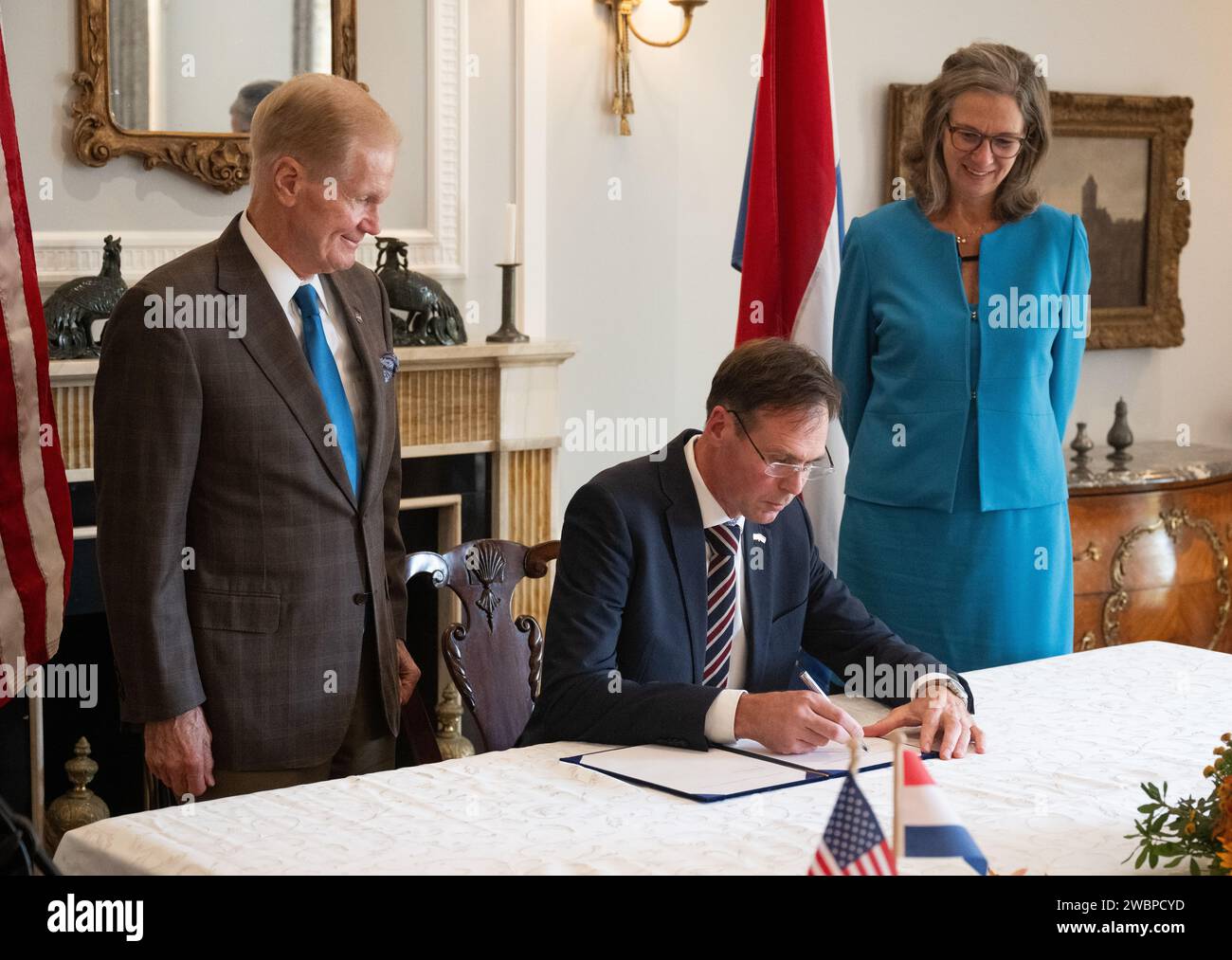 Harm van de Wetering, directeur du Bureau spatial des pays-Bas, a signé les accords d’Artemis le 1er novembre 2023 à la résidence de l’ambassadeur néerlandais à Washington, D.C. L’administrateur de la NASA Bill Nelson et l’ambassadrice Birgitta Tazelaar ont observé. Les pays-Bas sont devenus le 31e pays à adhérer aux accords d’Artemis, qui fixent des principes pour guider la coopération internationale dans le programme d’exploration spatiale Artemis de la NASA. Banque D'Images
