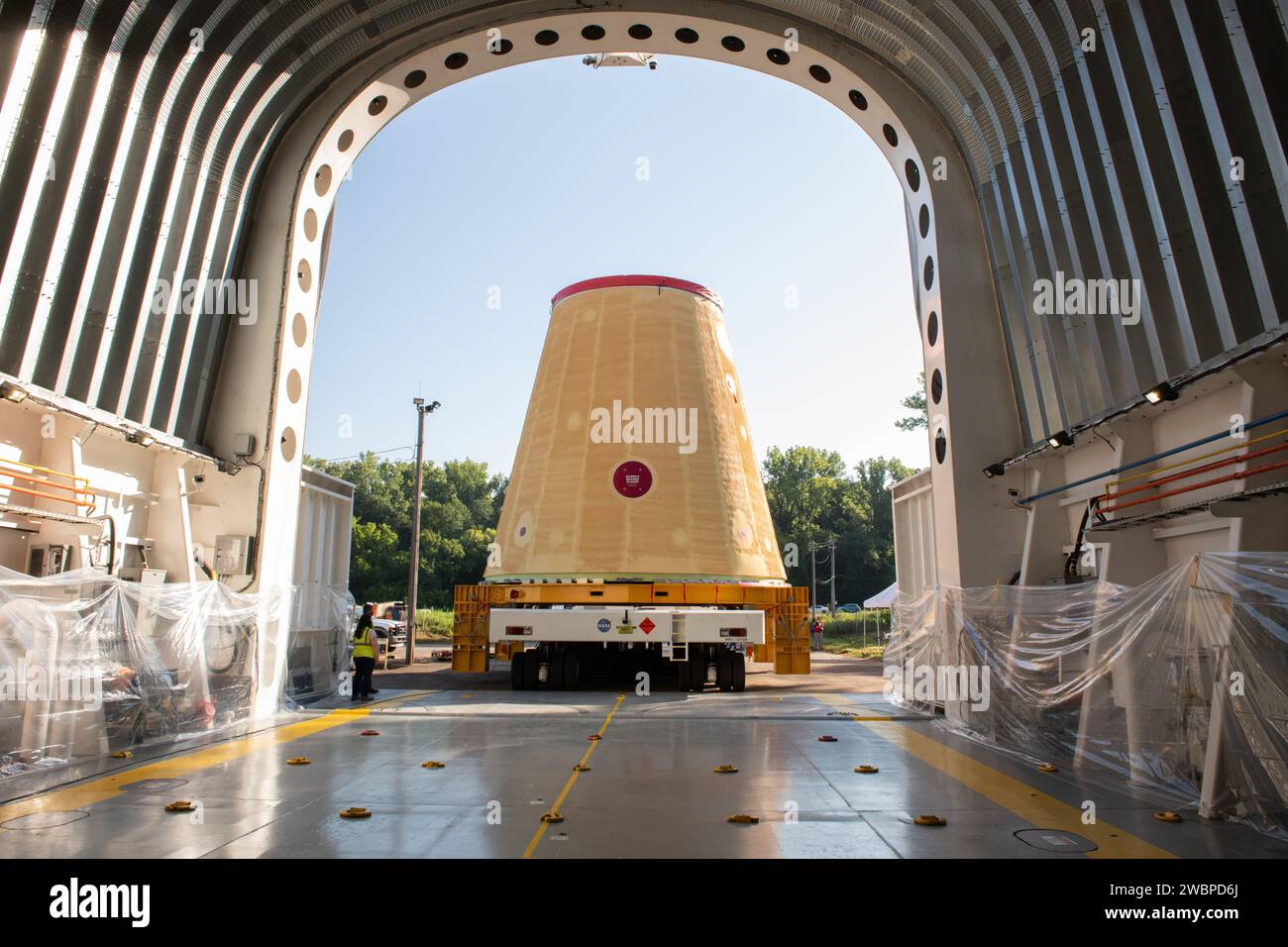 L’équipe Move charge l’adaptateur de scène du lanceur, qui fait partie de la nouvelle fusée SLS (Space Launch System) de l’agence, sur la barge Pegasus de la NASA au Marshall Space Flight Center de la NASA à Huntsville, en Alabama, en juillet 17. L’adaptateur de scène du lanceur, qui relie l’étage central de 212 pieds de haut de la fusée à l’étage supérieur de la fusée, est expédié au Kennedy Space Center de la NASA en Floride pour les préparatifs de lancement d’Artemis I. C'est la dernière pièce du matériel de fusée Artemis I SLS construit à Marshall pour être livré à Kennedy. Seulement la phase de base du SLS, actuellement en test final au Stennis Space Center ne Banque D'Images