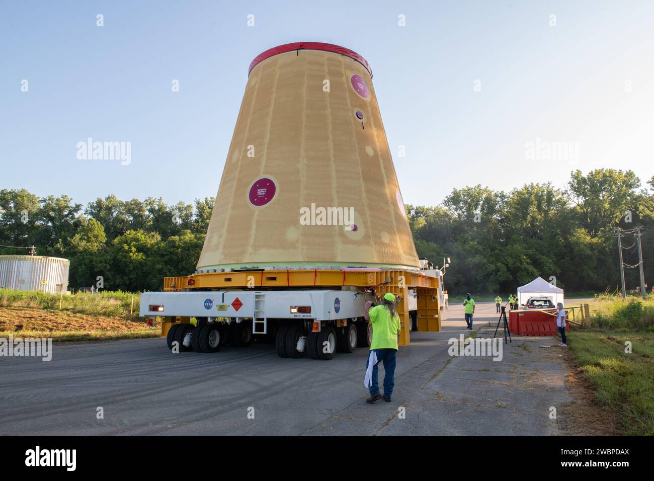 L’équipe Move charge l’adaptateur de scène du lanceur, qui fait partie de la nouvelle fusée SLS (Space Launch System) de l’agence, sur la barge Pegasus de la NASA au Marshall Space Flight Center de la NASA à Huntsville, en Alabama, en juillet 17. L’adaptateur de scène du lanceur, qui relie l’étage central de 212 pieds de haut de la fusée à l’étage supérieur de la fusée, est expédié au Kennedy Space Center de la NASA en Floride pour les préparatifs de lancement d’Artemis I. C'est la dernière pièce du matériel de fusée Artemis I SLS construit à Marshall pour être livré à Kennedy. Seulement la phase de base du SLS, actuellement en test final au Stennis Space Center ne Banque D'Images