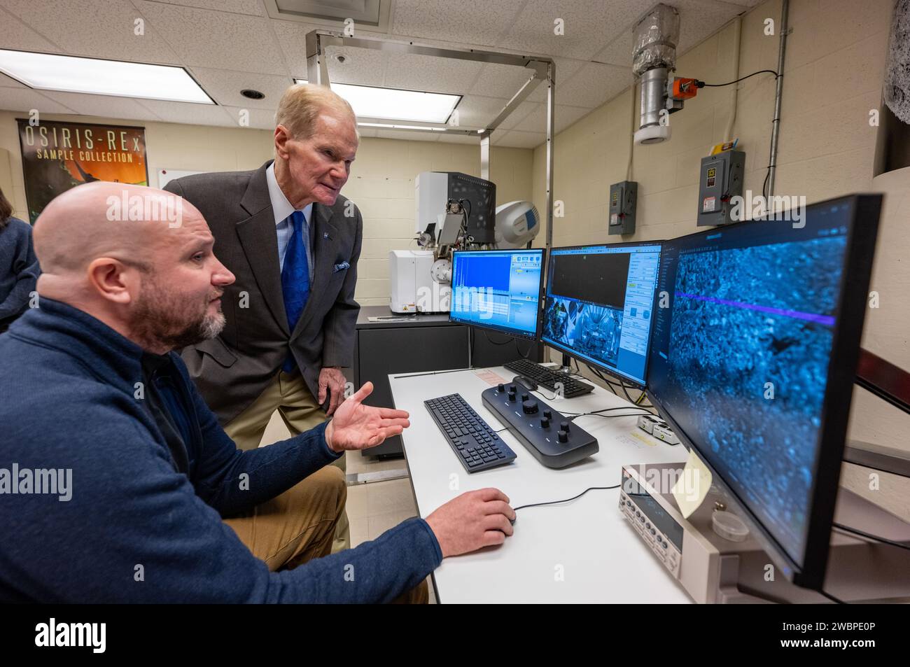 Bill Nelson, administrateur de la NASA, examine un échantillon de l'astéroïde Bennu au microscope électronique au Smithsonian National Museum of Natural History à Washington Banque D'Images