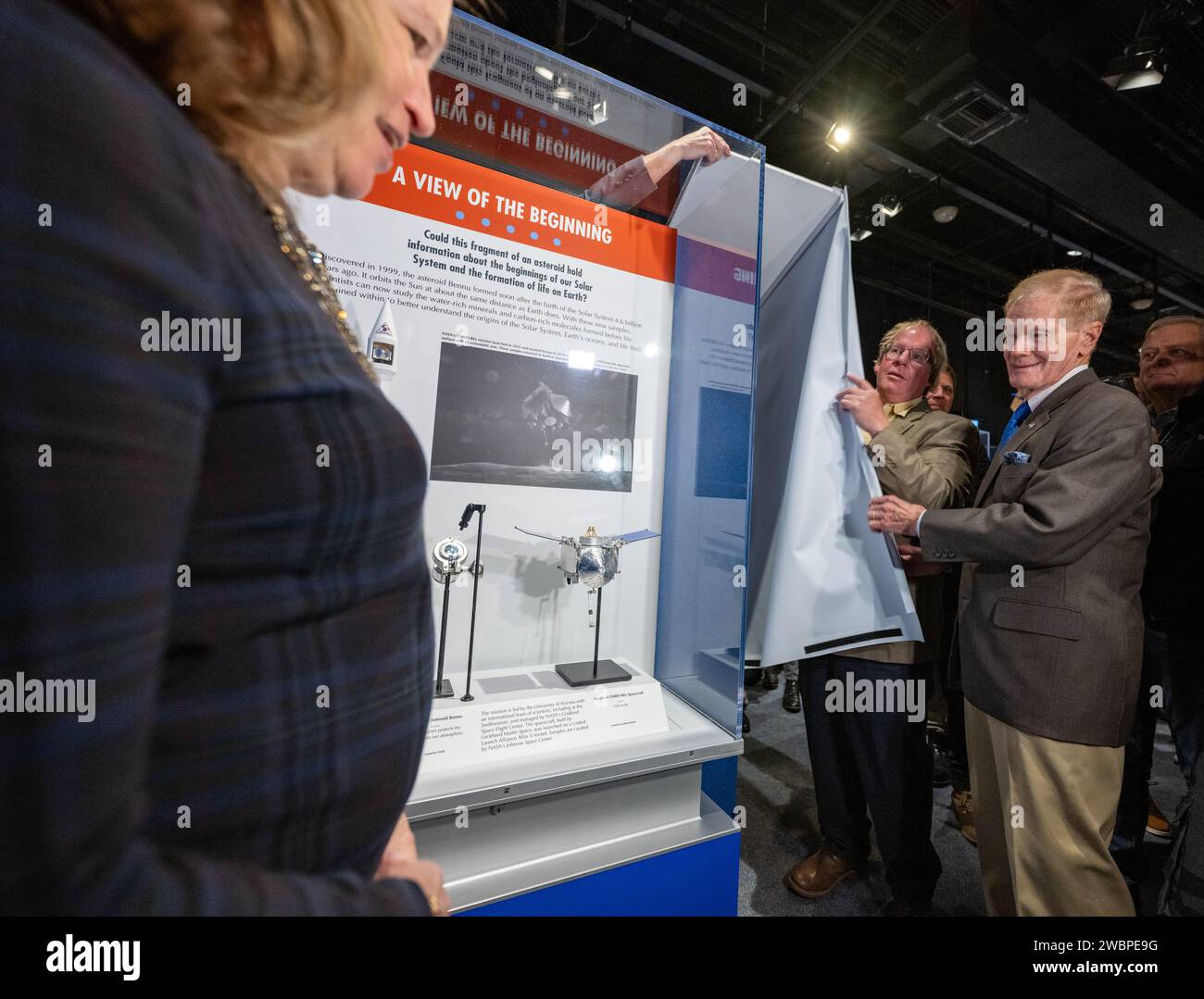 Ellen Stofan et Tim McCoy, responsables de la Smithsonian, avec Bill Nelson, administrateur de la NASA, dévoilent la première exposition publique d'un échantillon prélevé sur l'astéroïde Bennu par OSIRIS-Rex au Musée national d'histoire naturelle de Washington. Banque D'Images
