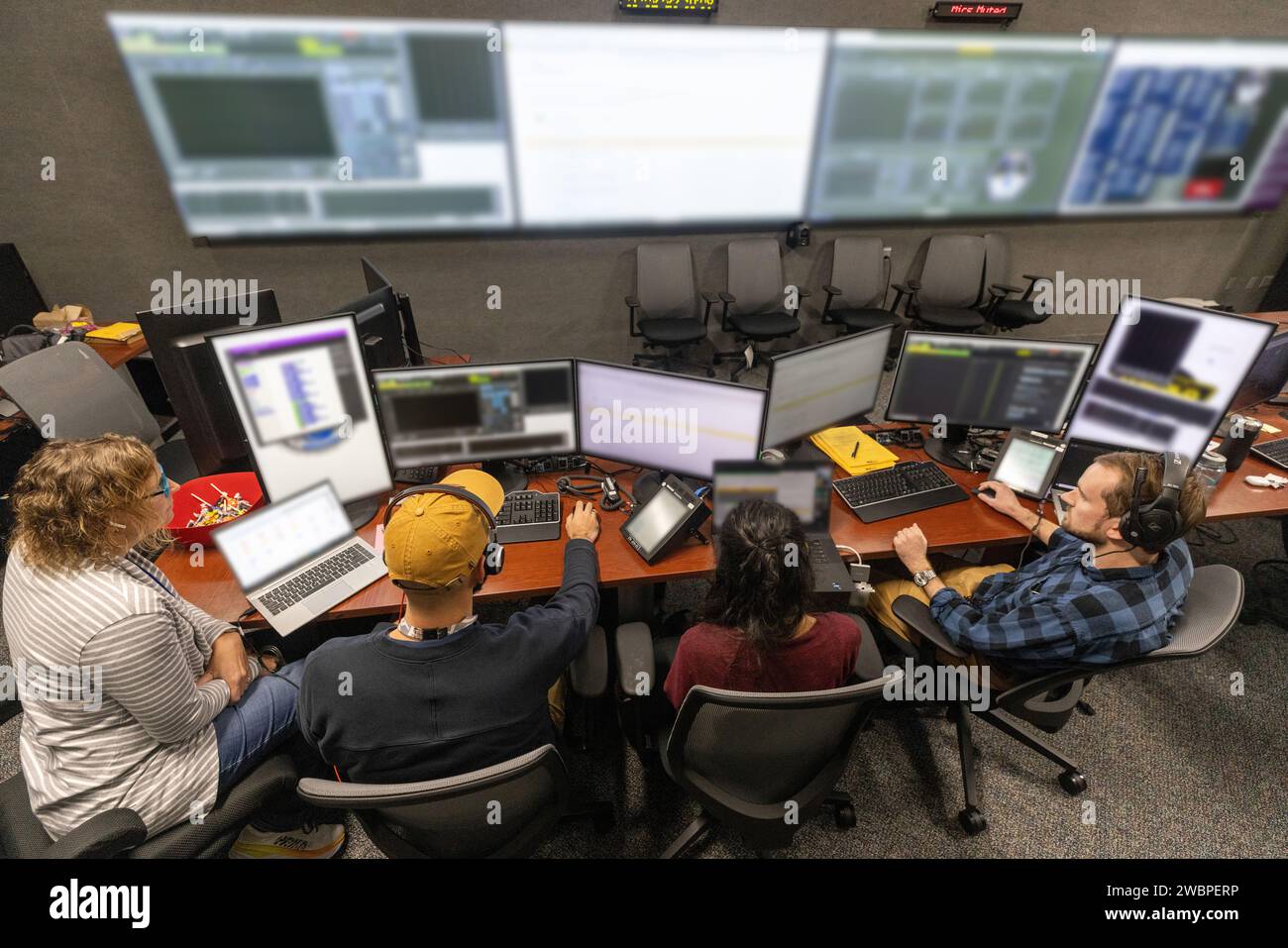 Les ingénieurs ont mené une formation de simulation intégrée pour PRIME-1 au Kennedy Space Center de la NASA le 2 novembre 2023. L'équipe s'est entraînée à utiliser le matériel MSOLO et TRIDENT pour les activités de surface lunaire. PRIME-1, qui fait partie de l’initiative CLPS de la NASA, démontrera l’utilisation in situ des ressources sur la Lune dans le cadre des missions Artemis. Banque D'Images