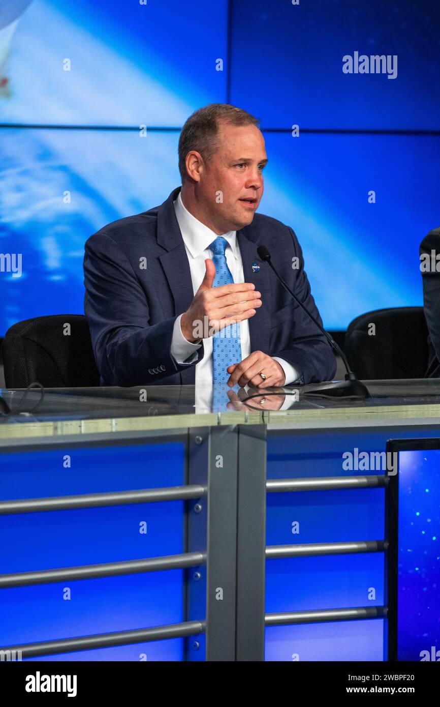 Jim Bridenstine, administrateur de la NASA, prend la parole lors d’un briefing au Kennedy Space Center de l’agence en Floride après le test d’abandon en vol sans équipage le 19 janvier 2020. De gauche à droite, Kathy Lueders, gestionnaire de programme, Programme commercial Crew de la NASA ; Bridenstine ; et Elon Musk, ingénieur en chef, SpaceX. Au cours du test en vol, une fusée SpaceX Falcon 9 et un vaisseau spatial Crew Dragon ont décollé du complexe de lancement 39a de Kennedy et ont commencé une séquence planifiée de lancement-abandon démontrant les capacités de fuite du vaisseau spatial. Le Crew Dragon a éclaboussé dans l'océan Atlantique comme prévu. L'In-Flig Banque D'Images