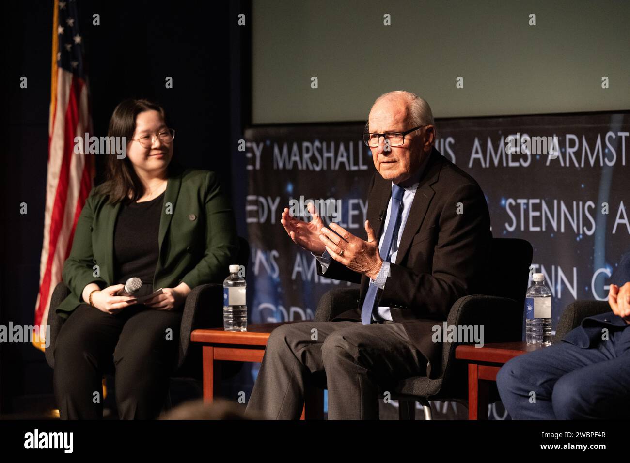 Richard Danne, créateur du logotype du ver de la NASA, a répondu à des questions lors d'un événement de dédicace le 6 novembre 2023, au siège de la NASA Mary W. Jackson à Washington, DC, discutant de la conception et de l'histoire du logo. Banque D'Images