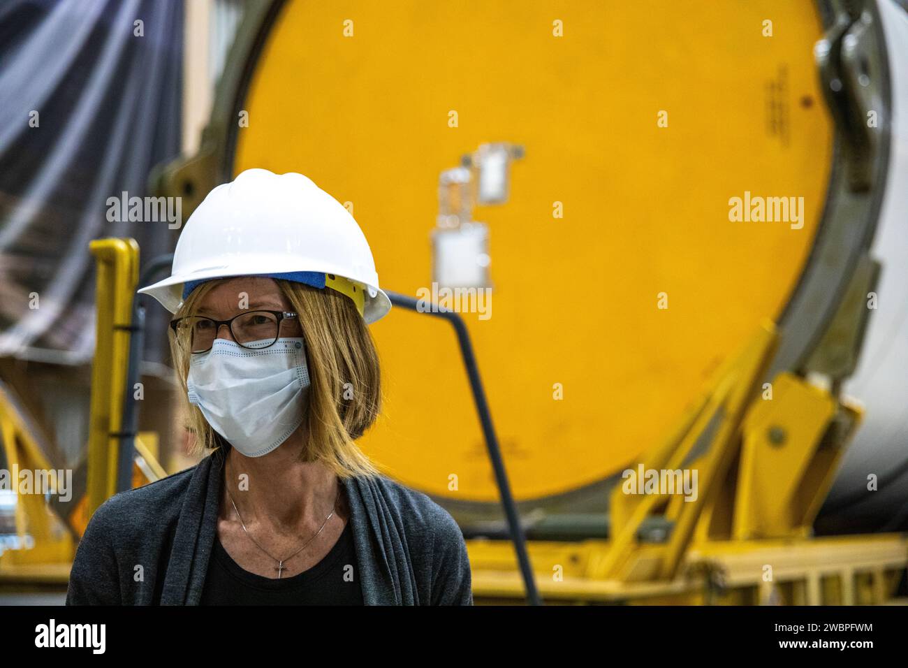 Kathy Lueders, administratrice associée de la NASA pour l’exploration et les opérations humaines, a vu du matériel Artemis à l’intérieur de l’installation de rotation, de traitement et de surtension (RPSF) au Kennedy Space Center de l’agence en Floride le 25 juin 2020. Fabriqués par Northrop Grumman dans l'Utah, les segments d'appoint de fusée solide pour la fusée Space Launch System sont en vue. Première d'une série de missions de plus en plus complexes, Artemis I testera le vaisseau spatial Orion et le SLS en tant que système intégré avant les vols avec équipage vers la Lune. Banque D'Images