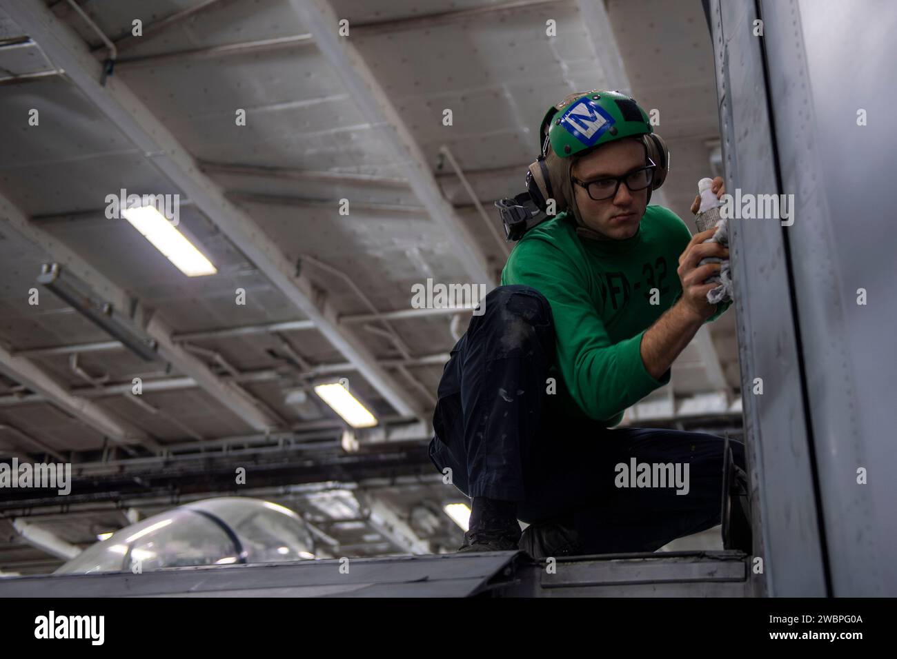 Le mécanicien structurel de l'US Navy Aviation 3rd Class Jesse Jennette nettoie les ailes d'un avion de chasse F/A-18F Super Hornet, attaché aux « Fighting Swordsmen » du Strike Fighter Squadron (VFA) 32, à bord du porte-avions USS Dwight D. Eisenhower (CVN 69) dans le golfe d'Oman le 24 novembre 2023. Le Dwight D. Eisenhower Carrier Strike Group est déployé dans la zone d'opérations de la 5e flotte américaine pour soutenir la sécurité maritime et la stabilité dans la région du Moyen-Orient. (Photo de l'US Navy par Nicholas Rodriguez, spécialiste des communications de masse) Banque D'Images