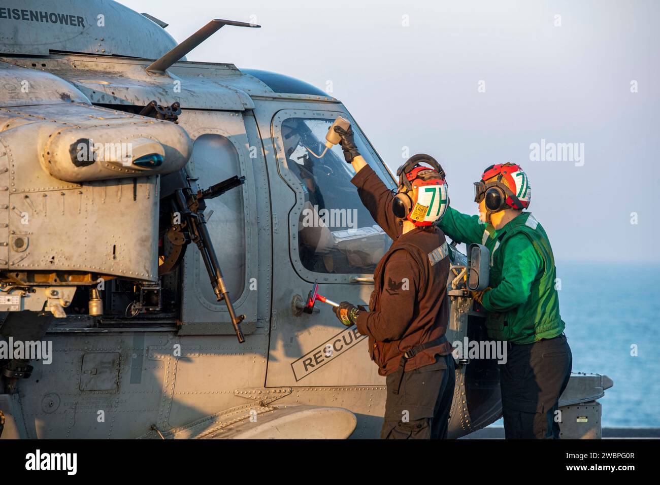 U.S. Navy Aviation Ordnanceman 3rd Class Michaela Youngquist, à gauche, Jaxon Webb, technicien en électronique de l'aviation de 3e classe, prépare un hélicoptère MH-60S Sea Hawk, attaché aux «Dusty Dogs» de l'Helicopter Sea combat Squadron (HSC) 7, pour des opérations aériennes à bord du porte-avions USS Dwight D. Eisenhower (CVN 69) dans le golfe Arabique le 5 décembre 2023. Le Dwight D. Eisenhower Carrier Strike Group est déployé dans la zone d'opérations de la 5e flotte américaine pour soutenir la sécurité maritime et la stabilité dans la région du Moyen-Orient. (Photo de l'US Navy par Janae Chambers, spécialiste des communications de masse de 3e classe) Banque D'Images