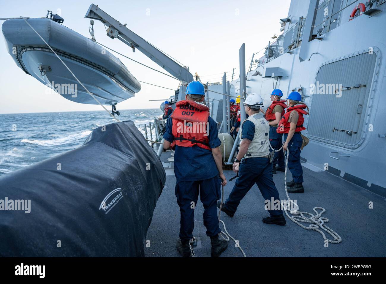 240104-N-CK669-2022 RED SEA (4 janvier 2024) des marins affectés au destroyer à missiles guidés de classe Arleigh Burke USS Mason (DDG 87) abaissent un bateau pneumatique à coque gréée lors d'opérations de petits bateaux à l'appui de l'opération Prosperity Guardian (OPG) en mer Rouge, janvier 4. Dirigé par la Force opérationnelle combinée 153 des Forces maritimes combinées, OPG représente un effort international ciblé pour relever les défis de la sécurité maritime dans le sud de la mer Rouge et le golfe d’Aden, dans le but d’assurer la liberté de navigation pour tous les pays et de renforcer la sécurité régionale. Plus de 20 pays ont la confiance Banque D'Images