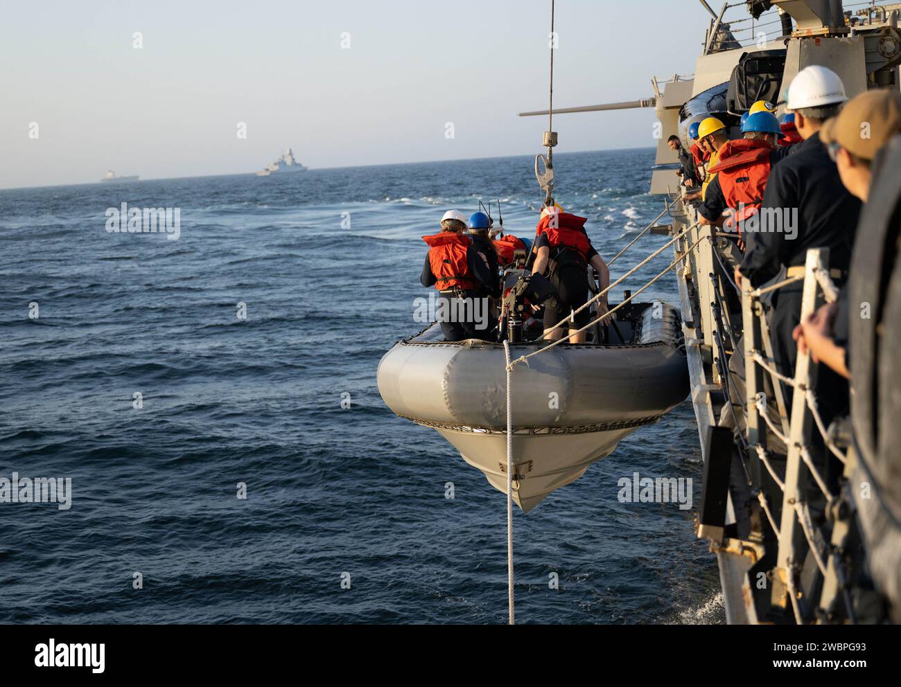 240104-N-CK669-2068 RED SEA (4 janvier 2024) des marins affectés au destroyer à missiles guidés de classe Arleigh Burke USS Mason (DDG 87) abaissent un bateau pneumatique à coque gréée lors d'opérations de petits bateaux à l'appui de l'opération Prosperity Guardian (OPG) en mer Rouge, janvier 4. Dirigé par la Force opérationnelle combinée 153 des Forces maritimes combinées, OPG représente un effort international ciblé pour relever les défis de la sécurité maritime dans le sud de la mer Rouge et le golfe d’Aden, dans le but d’assurer la liberté de navigation pour tous les pays et de renforcer la sécurité régionale. Plus de 20 pays ont la confiance Banque D'Images