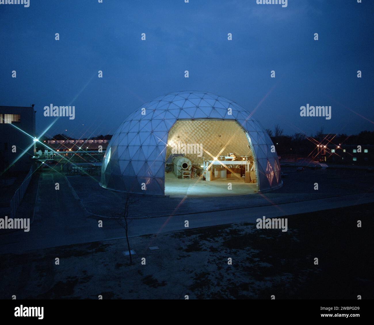 Le Glenn Research Center de la NASA dirige la recherche nationale sur la réduction du bruit des avions. Le laboratoire de propulsion aéroacoustique, un dôme hémisphérique de 130 pieds, fournit un environnement sans écho pour tester et mesurer le bruit des moteurs à réaction à l'aide d'instruments acoustiques avancés. Banque D'Images