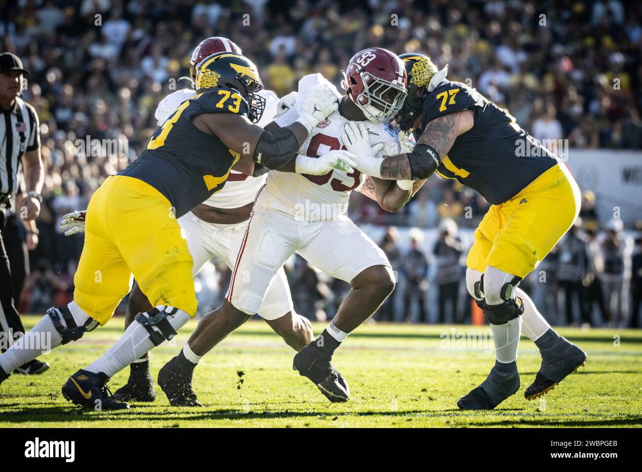 Jah-Marien Latham (93), joueur de ligne défensive de l'Alabama Crimson Tide, se précipite lors de la demi-finale des séries éliminatoires du Rose Bowl 2024 contre le Mic Banque D'Images