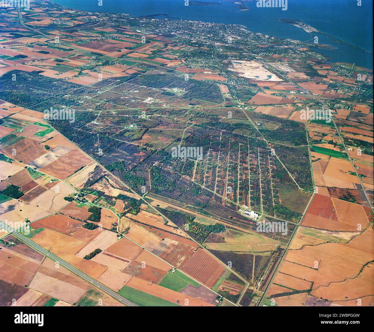 Photographie aérienne du centre de recherche Glenn de la NASA à la station Plum Brook à Sandusky, Ohio, montrant les structures des installations et les zones d’essai en 1987. Banque D'Images