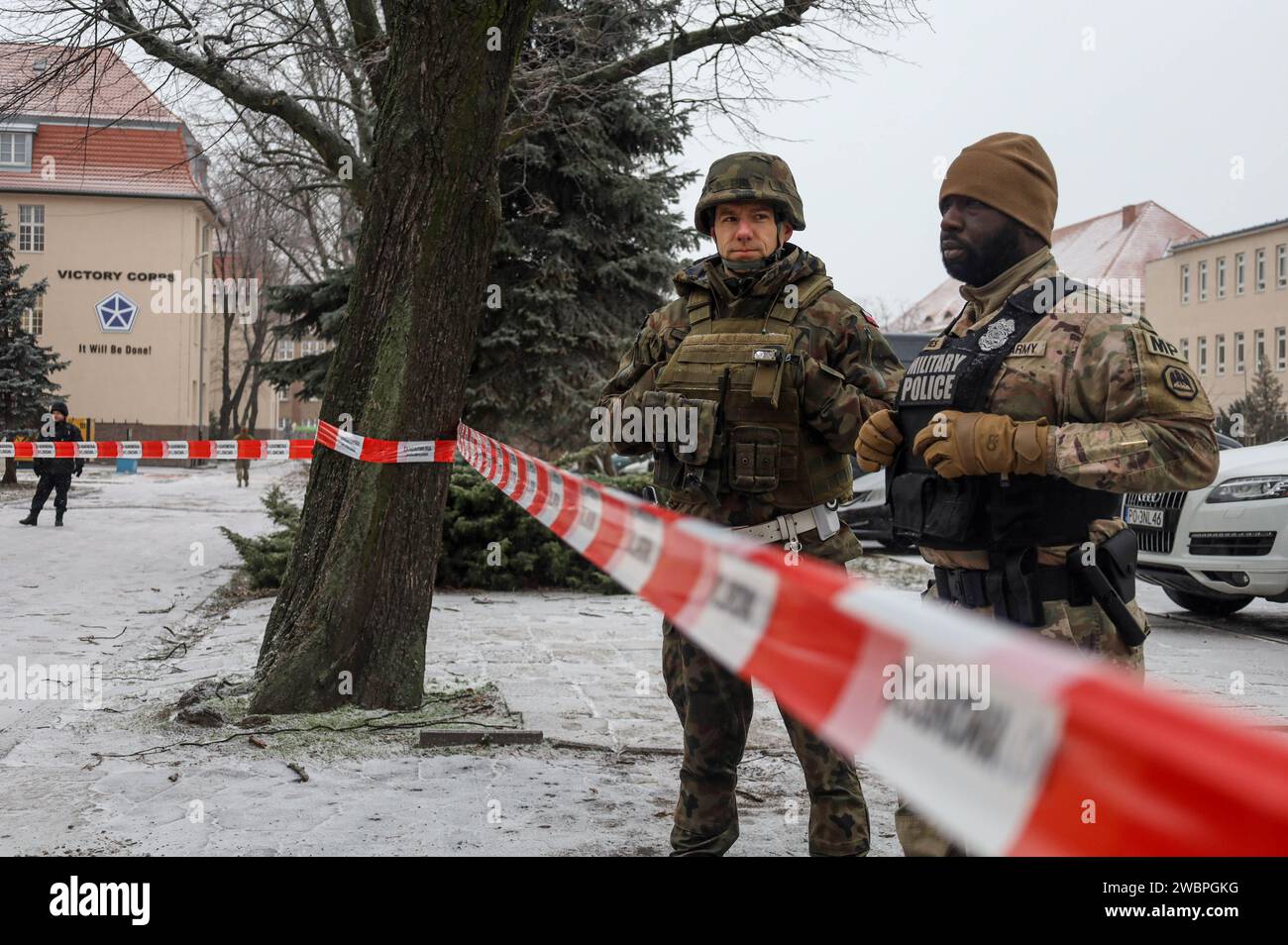 Majkel Piotrowski, policier militaire des forces terrestres polonaises, un policier militaire local qui sert la ville de Poznan, à gauche, garde un crash simulé du système d'aéronefs sans pilote lors d'un exercice de combat avec le sergent Leonard Petties, à droite, un policier militaire faisant partie du 773e bataillon de police militaire de la Garde nationale de Louisiane de l’armée américaine, Camp Kosciuszko, Pologne, 11 janvier 2024. Les soldats de la Garde nationale de Louisiane du 773e bataillon de police militaire sont actuellement déployés et intégrés aux forces de police militaire et civile locales, qui ont mis en place une protection de la force Banque D'Images