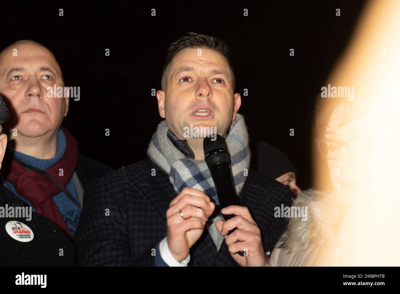 Patryk Jaki s'adresse à la foule lors d'une manifestation anti-gouvernementale à Varsovie, en Pologne, le 11 janvier 2024. Des milliers de personnes se sont rassemblées devant le Parlement polonais de la Sejm pour protester contre la coalition pro-européenne dirigée par Donald Tusk, exigeant la libération des députés Mariusz Kaminski et Maciej Wasik du parti droit et Justice du PiS et le retour des médias publics sous l'influence du PiS. Varsovie Pologne manifestation antigouvernementale à Varsovie 2024/01/11 Copyright : xMarekxAntonixIwanczukx MAI00805 Banque D'Images