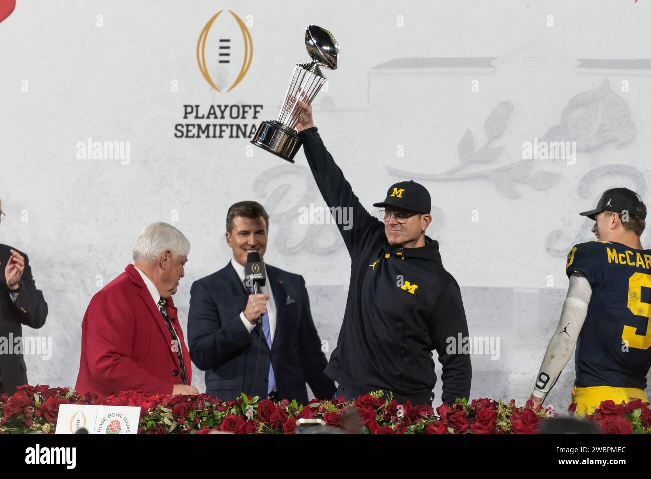 Jim Harbaugh, entraîneur-chef des Michigan Wolverines, remporte le trophée après la demi-finale des éliminatoires du Rose Bowl 2024 contre les Crims de l'Alabama Banque D'Images