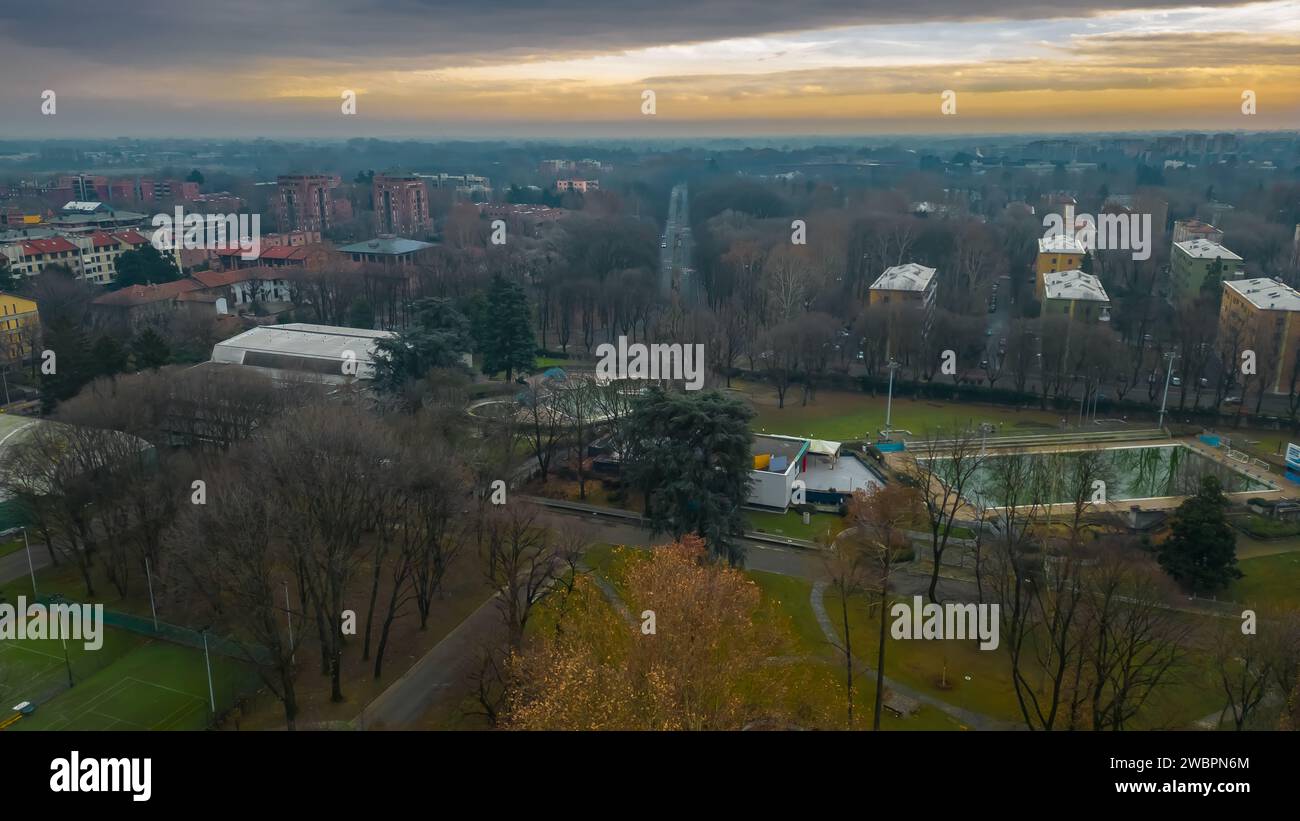 Vue de dessus du paysage urbain. Vue de la ville italienne depuis un drone coucher de soleil par temps nuageux, vue depuis un drone de la ville de San Donato Milanese, Milan, Italie. Elevé Banque D'Images
