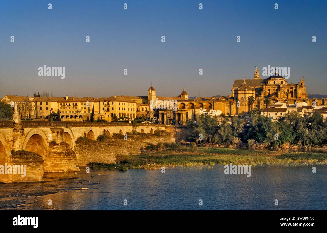 Pont Puente Romano sur Guadalquivir, Mezquita Catedral, au lever du soleil, à Cordoue, Andalousie, Espagne Banque D'Images