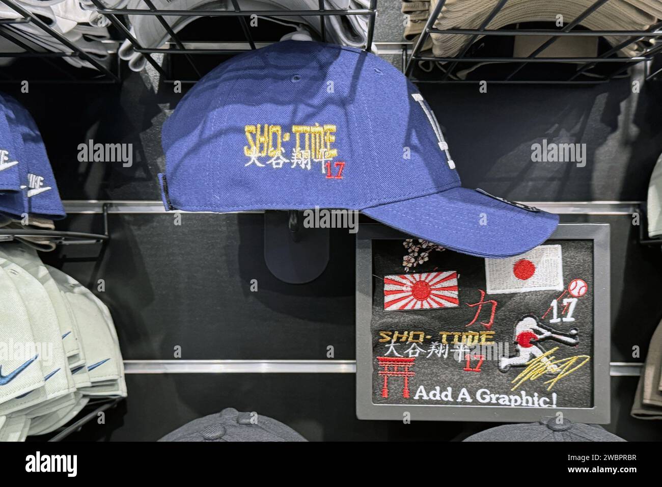 Casquettes de baseball du joueur des Los Angeles Dodgers Shohei Ohtani (17 ans) au magasin Dodgers Clubhouse dans les magasins du centre commercial Montebello, jeudi 24 janvier 2024, à Montebello, Etalonnage Banque D'Images
