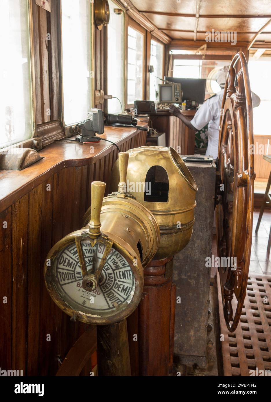 Afrique de l'Ouest, Sénégal, fleuve Sénégal. Bateau de croisière touristique Bou el Mogdad. Quelques équipements marins traditionnels encore sur le pont. Banque D'Images