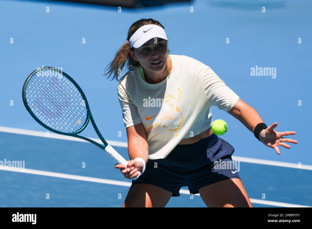 Melbourne, Victoria, Australie. 12 janvier 2024. MELBOURNE, AUSTRALIE - 12 JANVIER : Paula Badosa d'Espagne s'entraîne avec Aryna Sabalenka de Biélorussie avant l'Open d'Australie 2024 à Melbourne Park le 12 janvier 2024 à Melbourne, Australie. (Image de crédit : © Chris Putnam/ZUMA Press Wire) USAGE ÉDITORIAL SEULEMENT! Non destiné à UN USAGE commercial ! Banque D'Images