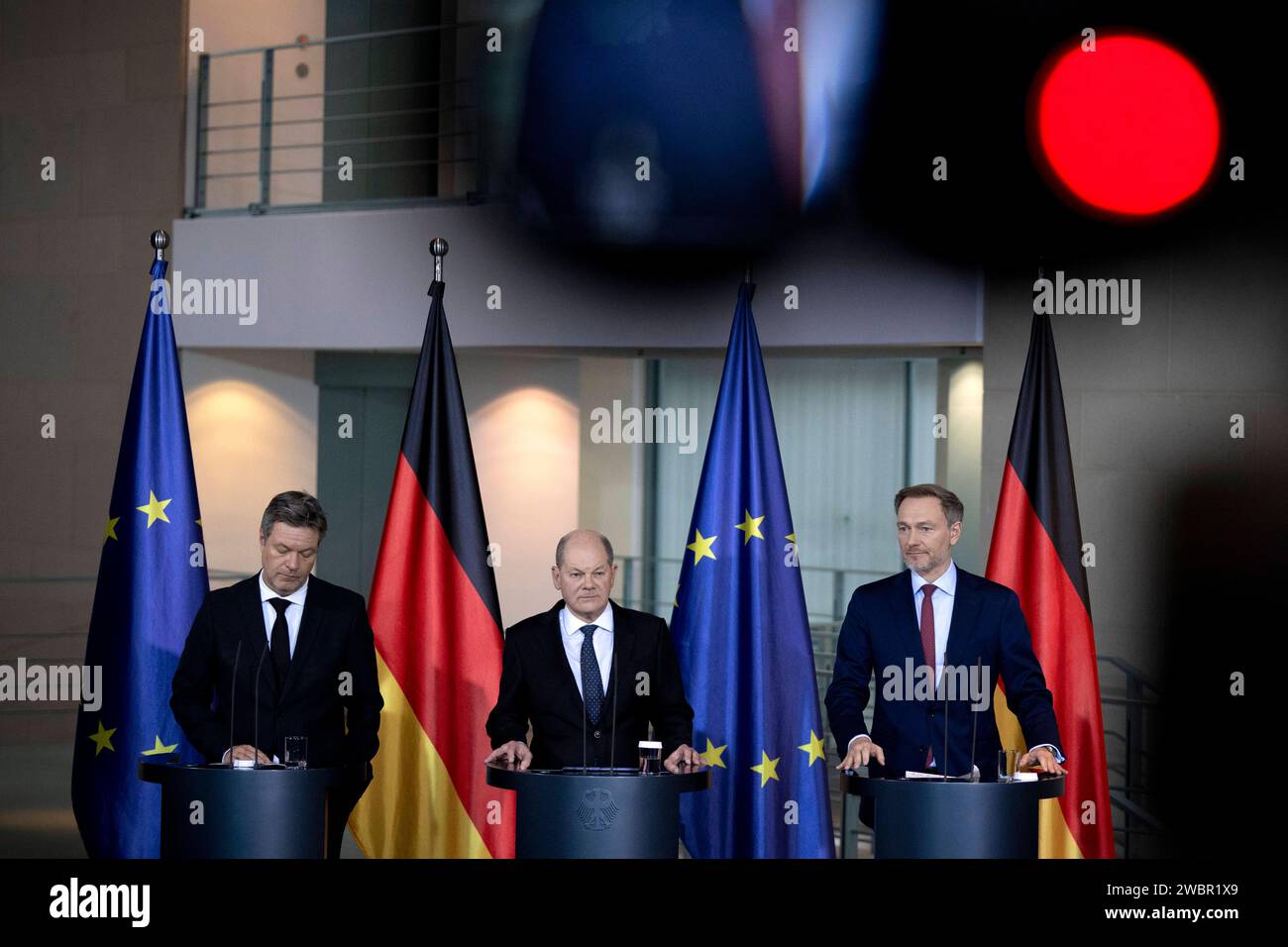 Robert Habeck, OLAF Scholz, Christian Lindner DEU, Deutschland, Allemagne, Allemagne, Berlin, 13.12.2023 Robert Habeck , Bundesminister fuer Wirtschaft und Klimaschutz und Vizekanzler, Buendnis 90 Die Gruenen, OLAF Scholz , Bundeskanzler SPD , und Christian Lindner , Bundesfinanzminister FDP v.l.N.r., waehrend der Pressekonferenz im Bundeskanzleramt in Berlin Deutschland . Die Ko von Bundeskanzler OLAF Scholz Hat in letzter minute eine Einigung erzielt, UM die Haushaltsblock zu beenden, nachdem ein Urteil des Bundesverfassungsgerichts ihre Ausgabenplaene afuer ungueltig erklaert und si Banque D'Images