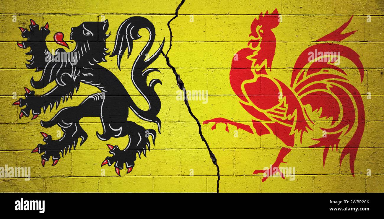 Mur de briques craquelé peint avec un drapeau de Flandre à gauche et un drapeau de Wallonie à droite. Banque D'Images