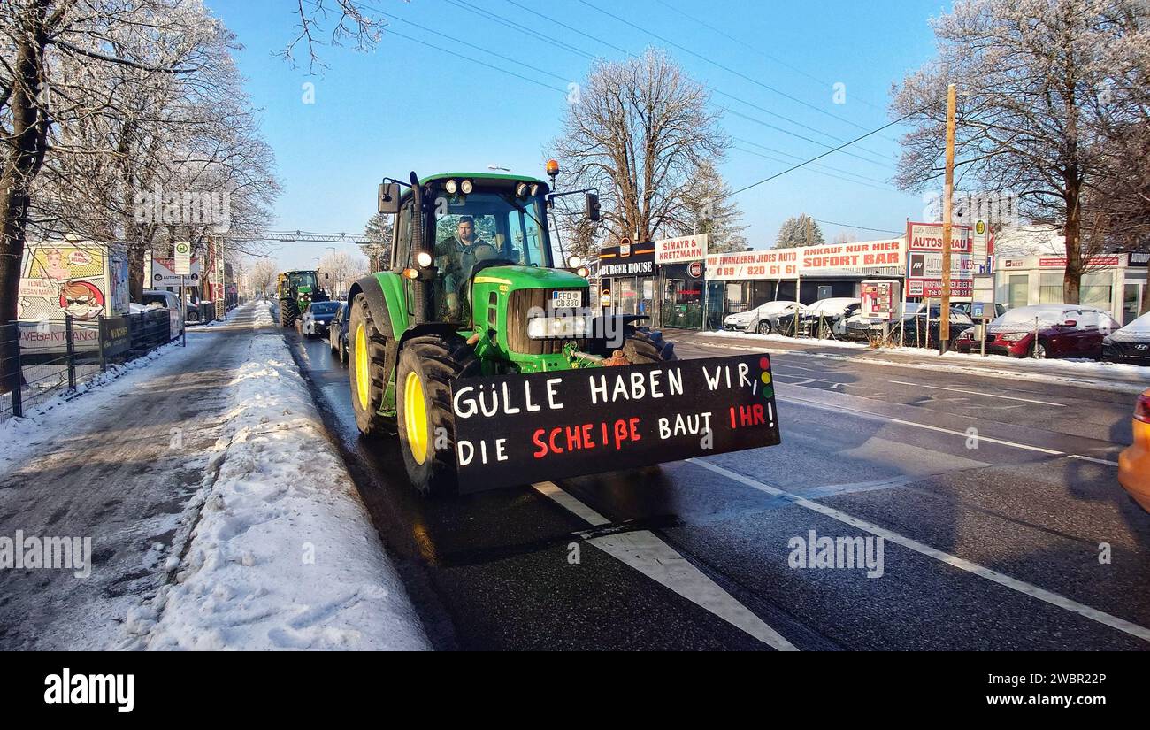 Munich, Bavière, Allemagne. 12 janvier 2024. Coïncidant avec une grève des travailleurs des transports en commun, les chauffeurs de camion et les agriculteurs en tracteurs sont descendus sur la ville de Munich pour manifester contre la Coalition des feux de circulation à Theresienwiese, avec beaucoup promettant de paralyser la ville. Les conducteurs protestent contre les coûts des carburants, la baisse des subventions, mais sont également attisés par des acteurs d’extrême droite de l’AfD, ainsi que par des groupes extrémistes conspirationnistes qui espèrent initier un effondrement de l’Ampelko, ce qui conduirait à une montée de l’AfD incroyablement populaire. (Image de crédit : © Sachelle Babba Banque D'Images