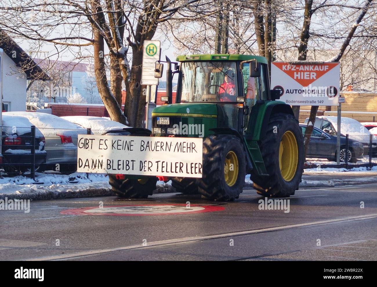 Munich, Bavière, Allemagne. 12 janvier 2024. Coïncidant avec une grève des travailleurs des transports en commun, les chauffeurs de camion et les agriculteurs en tracteurs sont descendus sur la ville de Munich pour manifester contre la Coalition des feux de circulation à Theresienwiese, avec beaucoup promettant de paralyser la ville. Les conducteurs protestent contre les coûts des carburants, la baisse des subventions, mais sont également attisés par des acteurs d’extrême droite de l’AfD, ainsi que par des groupes extrémistes conspirationnistes qui espèrent initier un effondrement de l’Ampelko, ce qui conduirait à une montée de l’AfD incroyablement populaire. (Image de crédit : © Sachelle Babba Banque D'Images