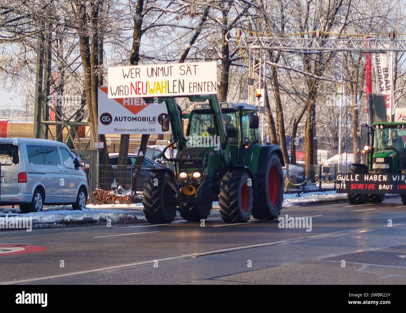 Munich, Bavière, Allemagne. 12 janvier 2024. Coïncidant avec une grève des travailleurs des transports en commun, les chauffeurs de camion et les agriculteurs en tracteurs sont descendus sur la ville de Munich pour manifester contre la Coalition des feux de circulation à Theresienwiese, avec beaucoup promettant de paralyser la ville. Les conducteurs protestent contre les coûts des carburants, la baisse des subventions, mais sont également attisés par des acteurs d’extrême droite de l’AfD, ainsi que par des groupes extrémistes conspirationnistes qui espèrent initier un effondrement de l’Ampelko, ce qui conduirait à une montée de l’AfD incroyablement populaire. (Image de crédit : © Sachelle Babba Banque D'Images