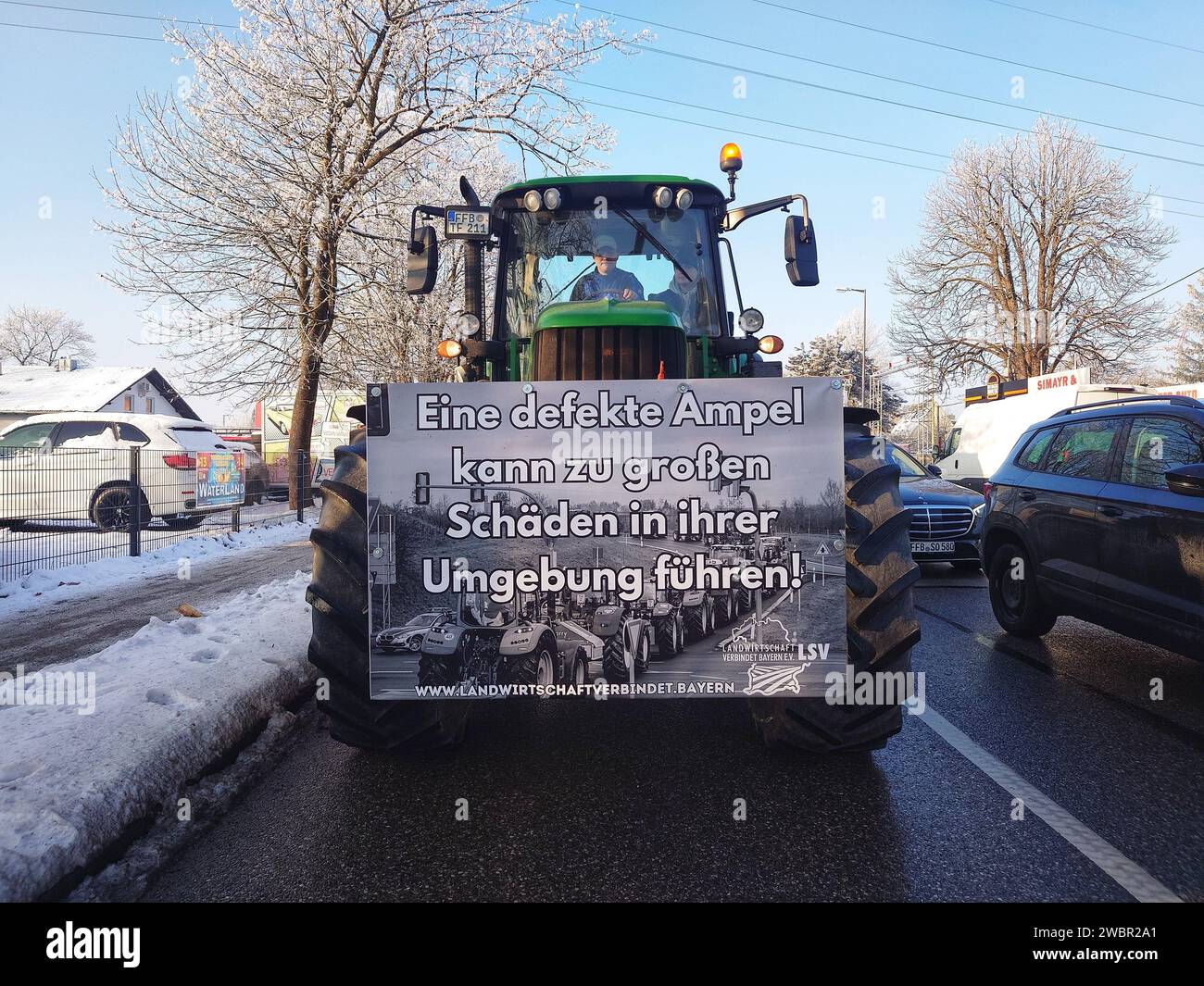 Munich, Bavière, Allemagne. 12 janvier 2024. Coïncidant avec une grève des travailleurs des transports en commun, les chauffeurs de camion et les agriculteurs en tracteurs sont descendus sur la ville de Munich pour manifester contre la Coalition des feux de circulation à Theresienwiese, avec beaucoup promettant de paralyser la ville. Les conducteurs protestent contre les coûts des carburants, la baisse des subventions, mais sont également attisés par des acteurs d’extrême droite de l’AfD, ainsi que par des groupes extrémistes conspirationnistes qui espèrent initier un effondrement de l’Ampelko, ce qui conduirait à une montée de l’AfD incroyablement populaire. (Image de crédit : © Sachelle Babba Banque D'Images