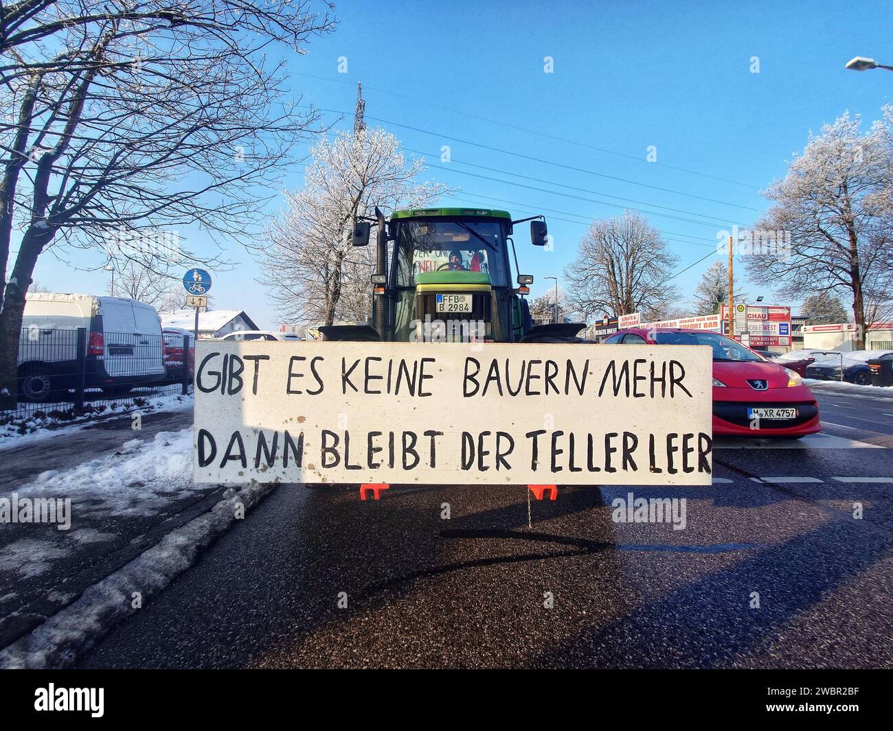 Munich, Bavière, Allemagne. 12 janvier 2024. Coïncidant avec une grève des travailleurs des transports en commun, les chauffeurs de camion et les agriculteurs en tracteurs sont descendus sur la ville de Munich pour manifester contre la Coalition des feux de circulation à Theresienwiese, avec beaucoup promettant de paralyser la ville. Les conducteurs protestent contre les coûts des carburants, la baisse des subventions, mais sont également attisés par des acteurs d’extrême droite de l’AfD, ainsi que par des groupes extrémistes conspirationnistes qui espèrent initier un effondrement de l’Ampelko, ce qui conduirait à une montée de l’AfD incroyablement populaire. (Image de crédit : © Sachelle Babba Banque D'Images