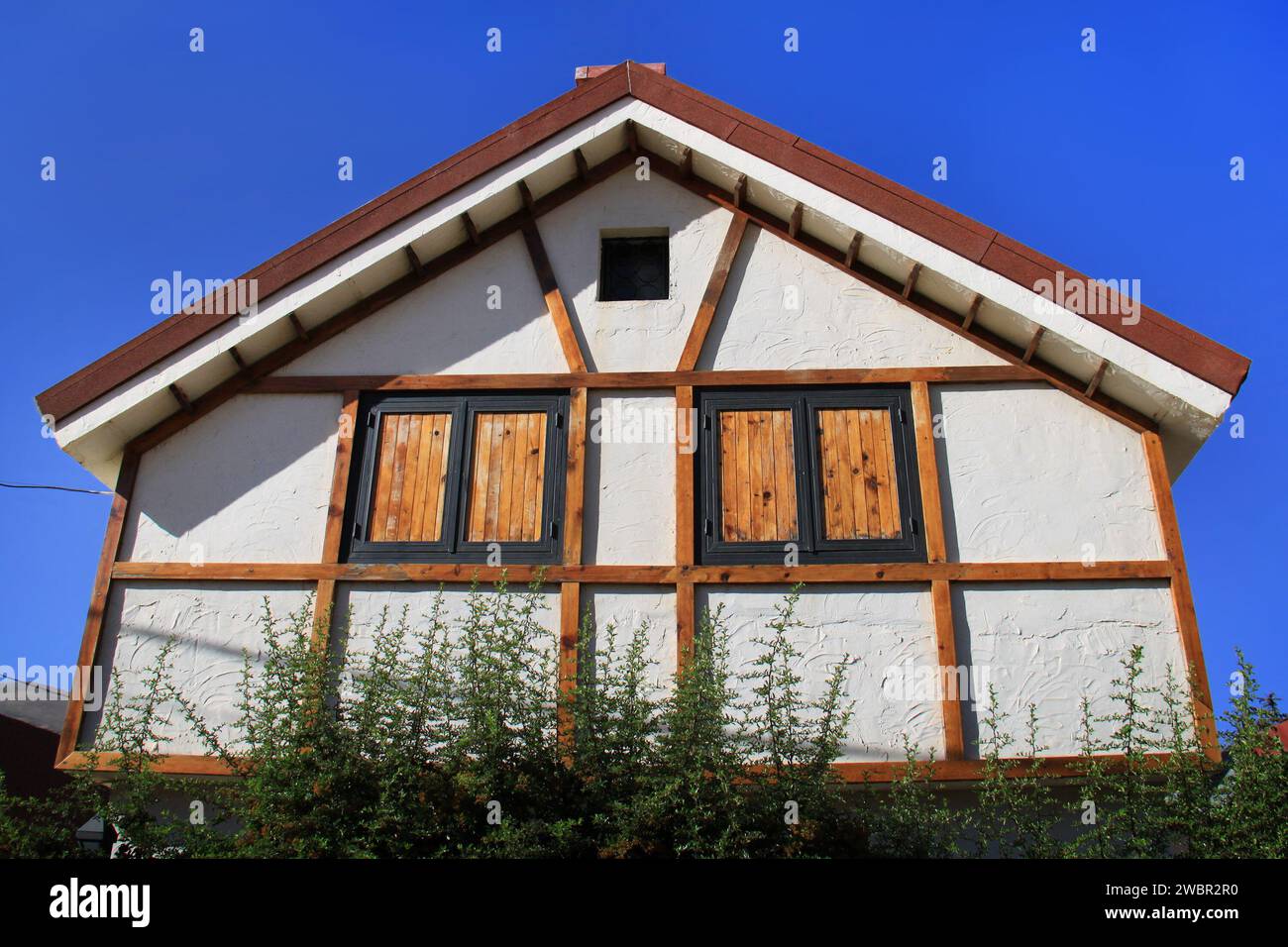 Une maison à colombages contre un ciel bleu au Liban. Banque D'Images