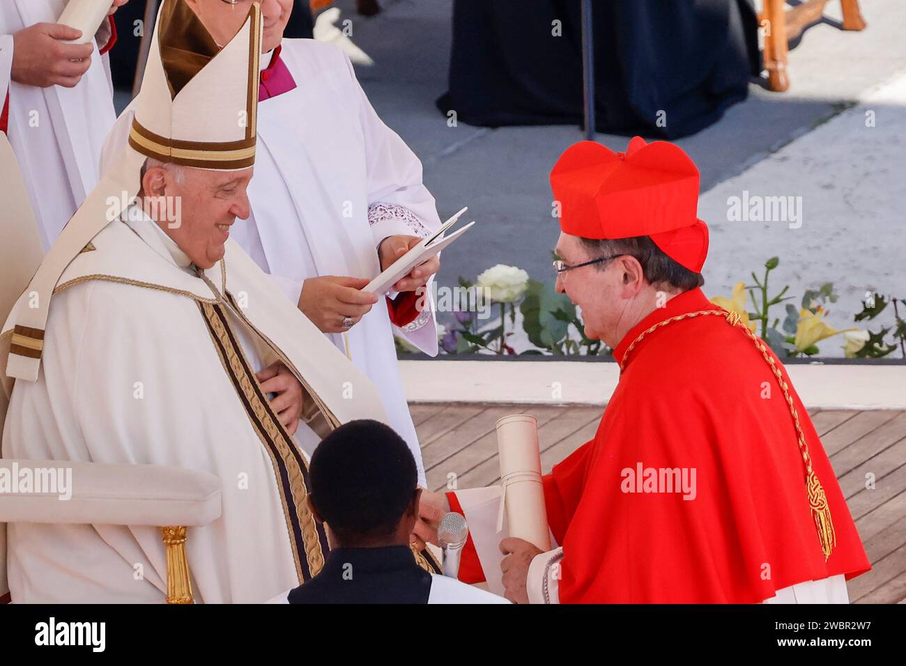 Le pape François salue le nouveau cardinal Christophe Louis Yves Georges Pierre lors d'un consistoire à St. Place Pierre au Vatican, le 30 septembre 2023. Banque D'Images