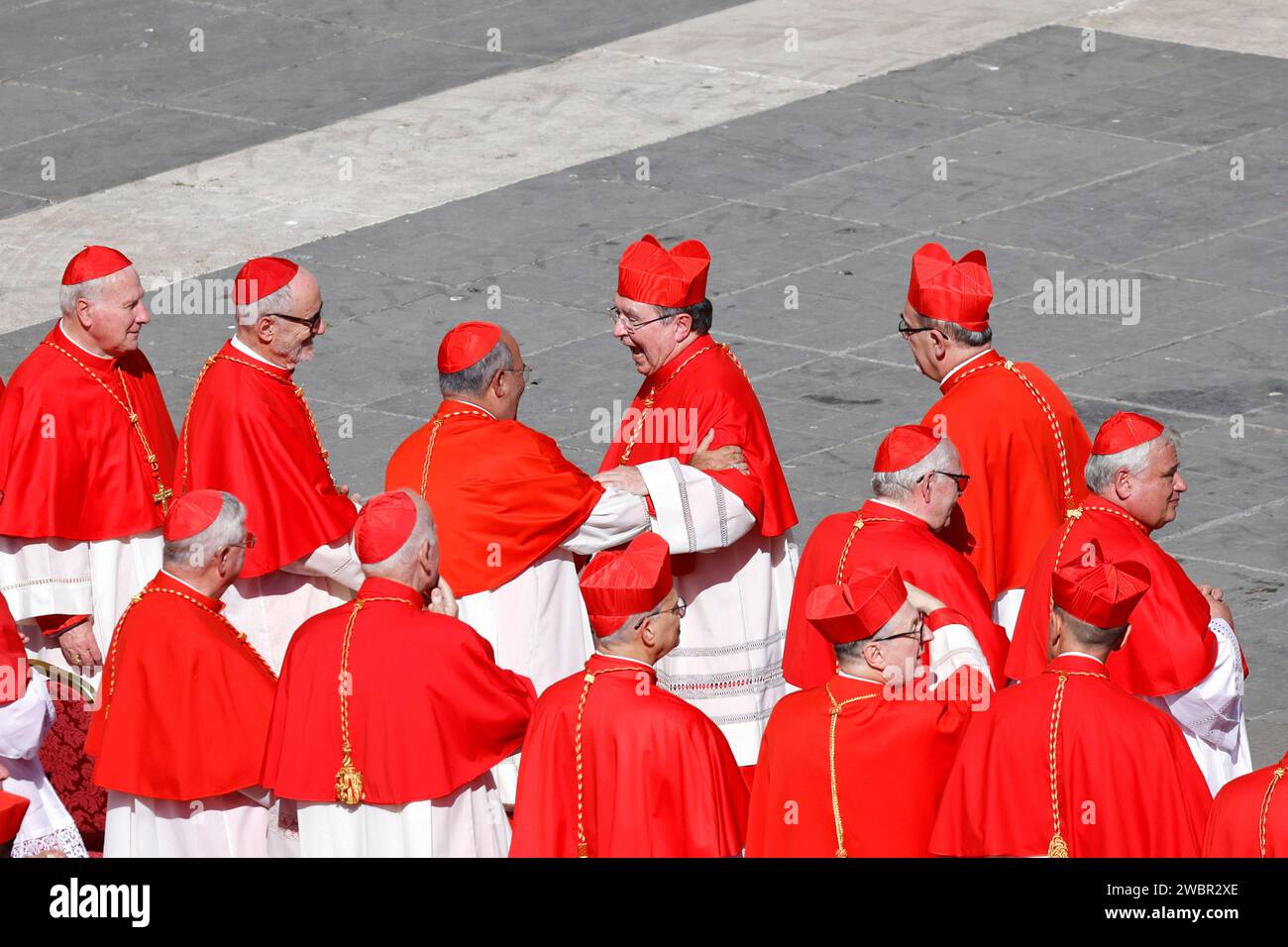 Le nouveau cardinal Christophe Louis Yves Georges Pierre, au centre, félicite avec les autres nouveaux cardinaux à la fin du consistoire pour leur élévation à Saint Place Pierre au Vatican, le 30 septembre 2023. Banque D'Images